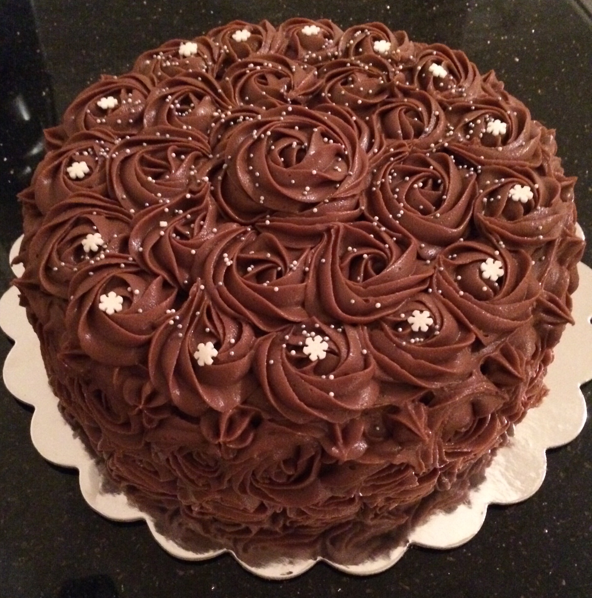 Saftig Cafe Sting sjokoladekake med roseswirls og perler Stines kaker